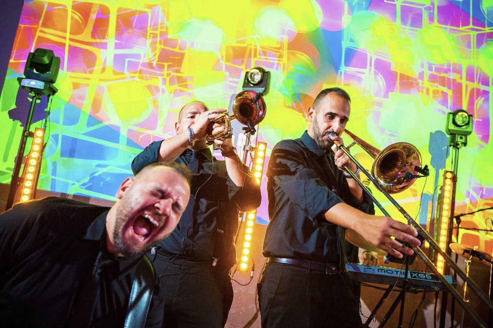Sezione fiati di una wedding band con tromba e trombone durante uno show dal vivo in Italia